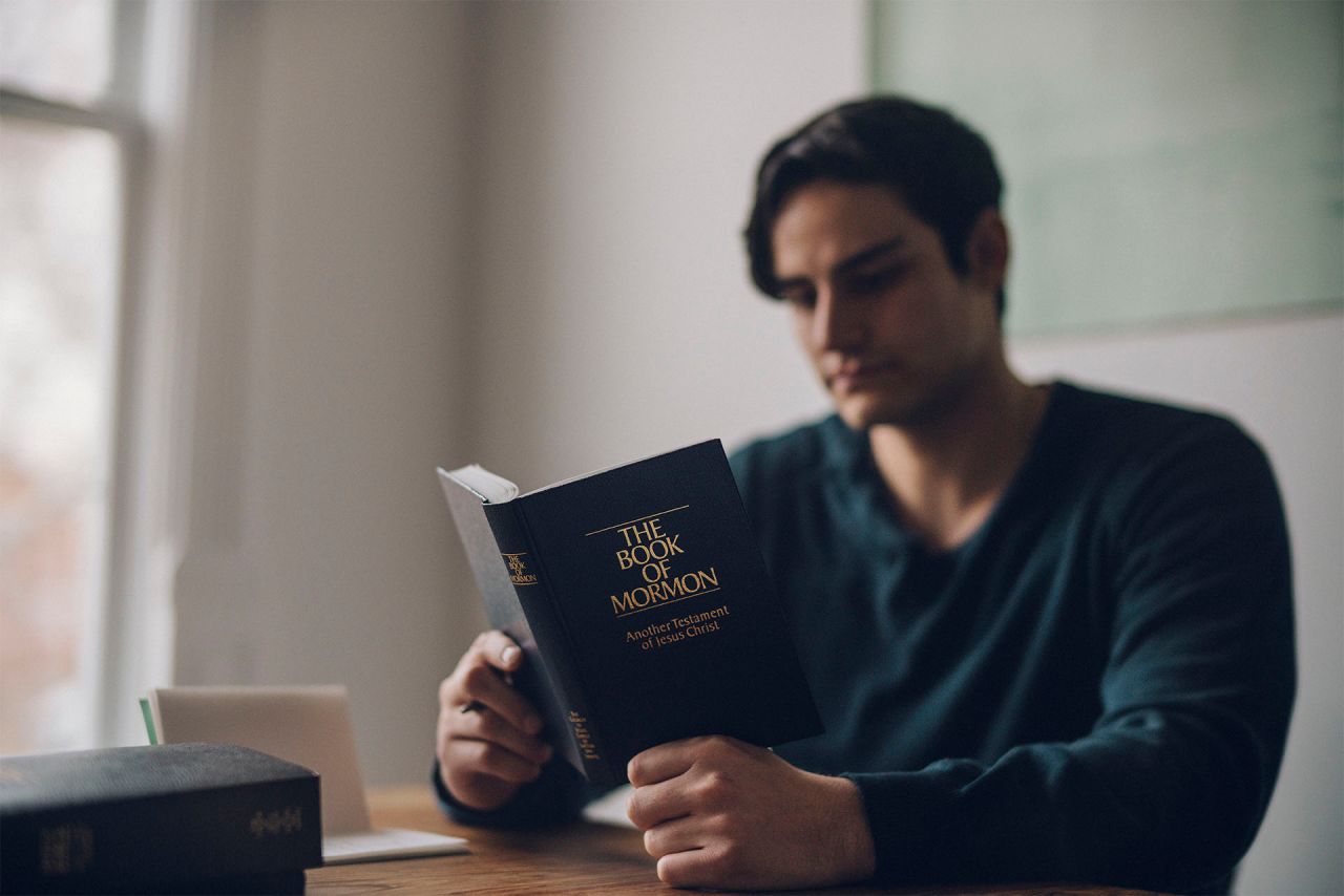 A Mormon könyvét olvasó férfi