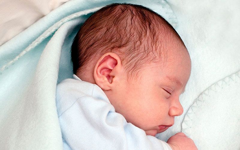 takaróba bugyolált alvó újszülött