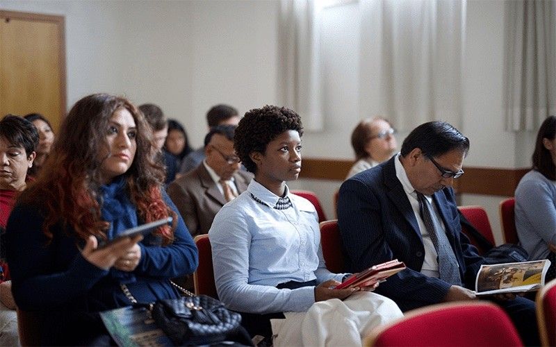 egy gyülekezet tagjai Jézus Krisztusról tanulnak